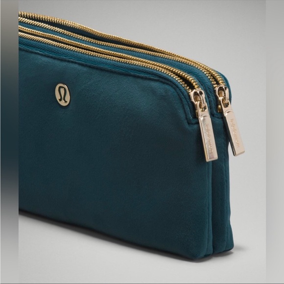 🎉🔥HOST PICK🔥🎉LULULEMON CURVED WRISTLET
VELOUR 🌸TEAL COLOUR - Picture 4 of 9